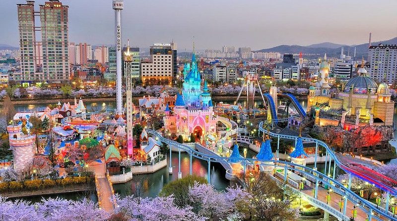 Công viên giải trí Lotte World với quy mô lớn và nhiều trò chơi hấp dẫn đáng để trải nghiệm một lần
